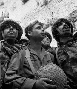 Israeli paratroopers beside Jerusalem's Western Wall in June 1967 © Getty Images.